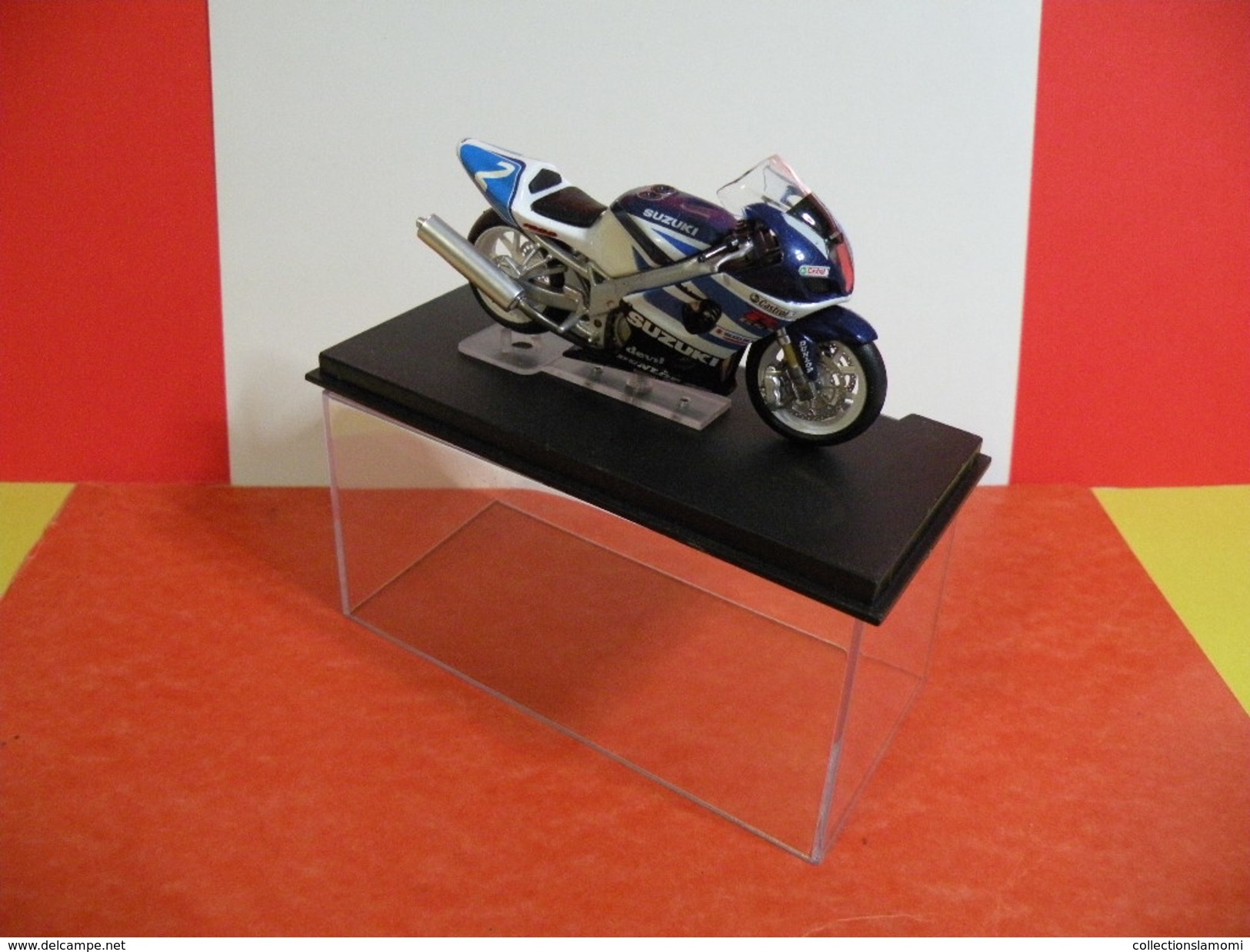 MOTO 1/24 > Suzuki GSX R - J.M Bayle - S. Gimbert - N. Dussauge (sous Vitrine) - Motorfietsen