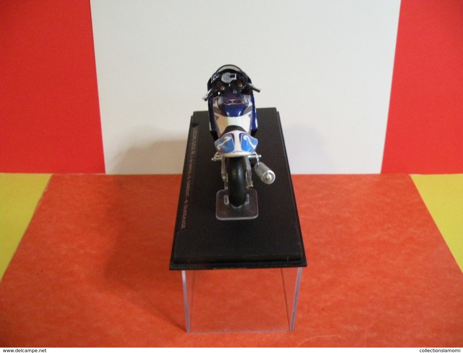 MOTO 1/24 > Suzuki GSX R - J.M Bayle - S. Gimbert - N. Dussauge (sous Vitrine) - Motorfietsen