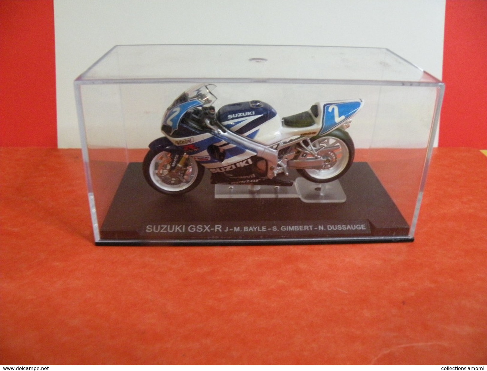 MOTO 1/24 > Suzuki GSX R - J.M Bayle - S. Gimbert - N. Dussauge (sous Vitrine) - Moto