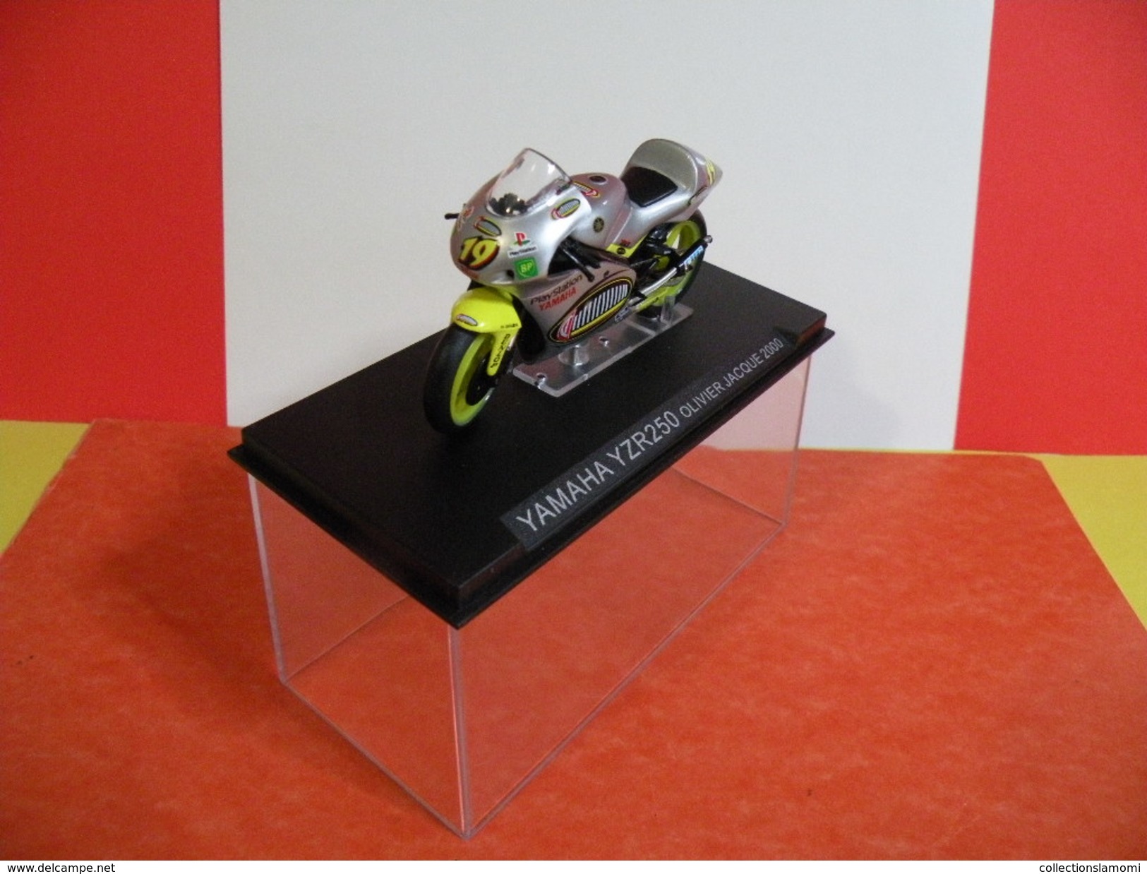 MOTO 1/24 > Yamaha YZR 250 Olivier Jacque 2000 (sous Vitrine) - Moto