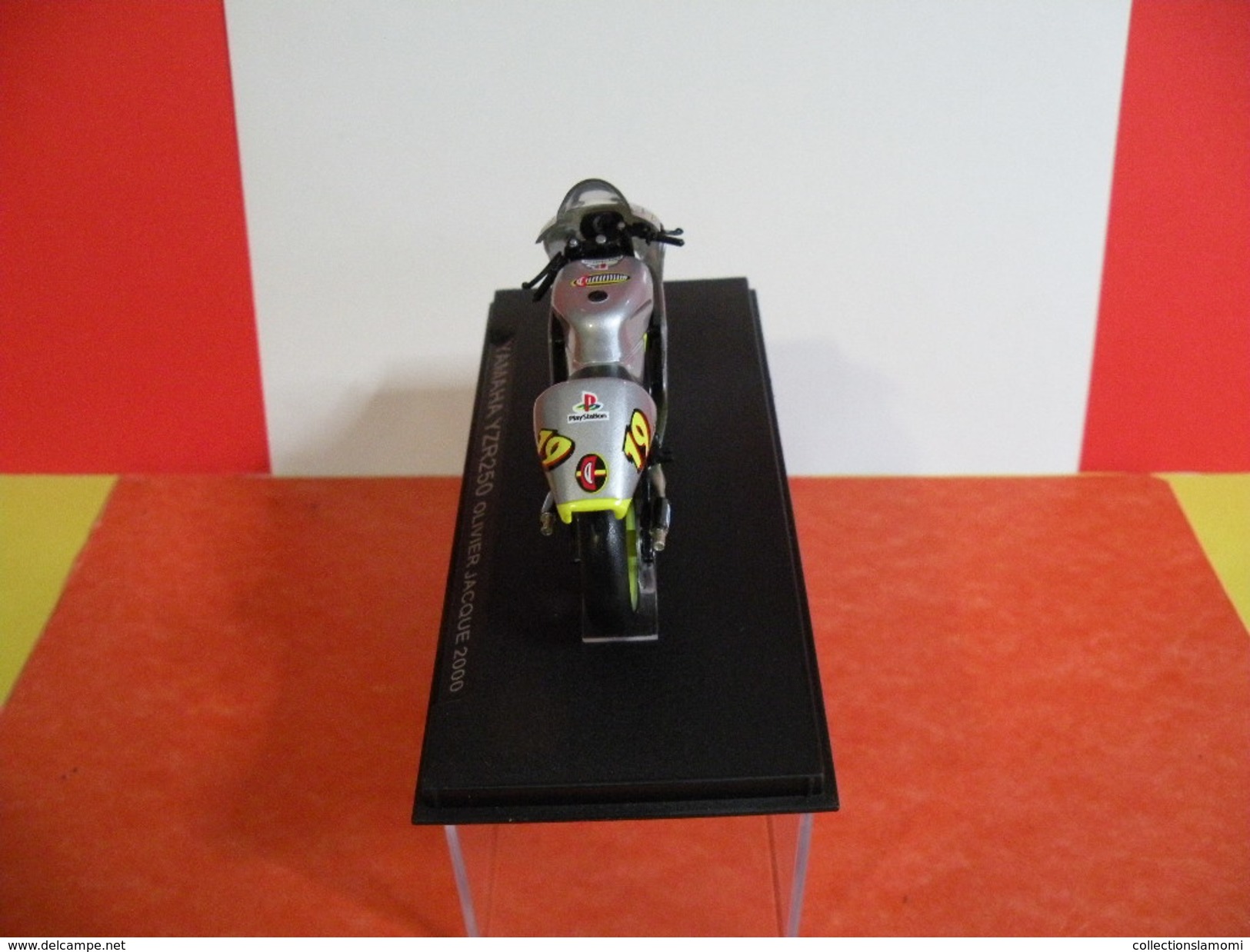 MOTO 1/24 > Yamaha YZR 250 Olivier Jacque 2000 (sous Vitrine) - Motorfietsen