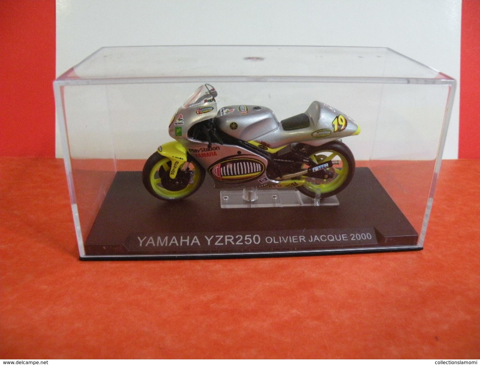 MOTO 1/24 > Yamaha YZR 250 Olivier Jacque 2000 (sous Vitrine) - Motos