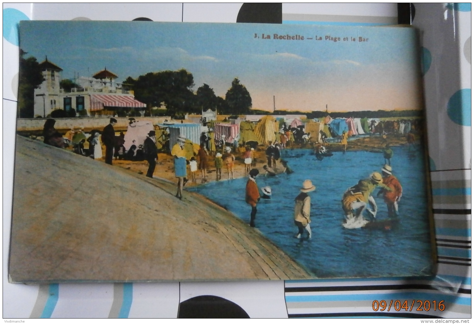 17 - LA ROCHELLE - LA PLAGE ET LA BAIE - CPA COLORISEE ECRITE EN 1930 - La Rochelle