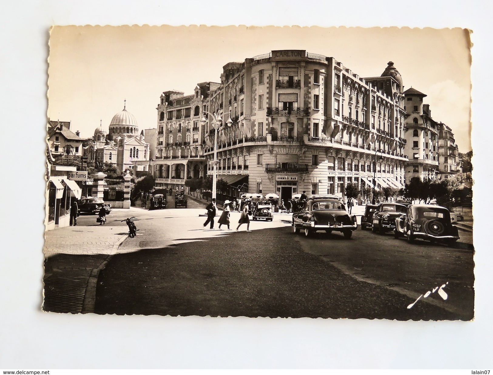 C.P.A. 64 BIARRITZ : Le Carlton Et L' Eglise Orthodoxe, Animé, Voitures Années 1950, SUPERBE - Biarritz