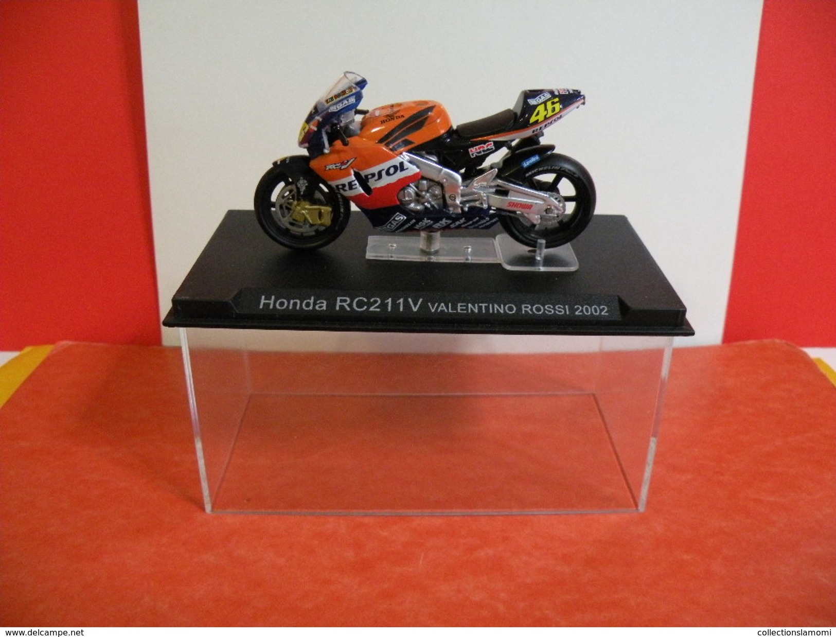 MOTO 1/24 > Honda RC 211 V Valentino Rossi 2002 (sous Vitrine) - Motorräder