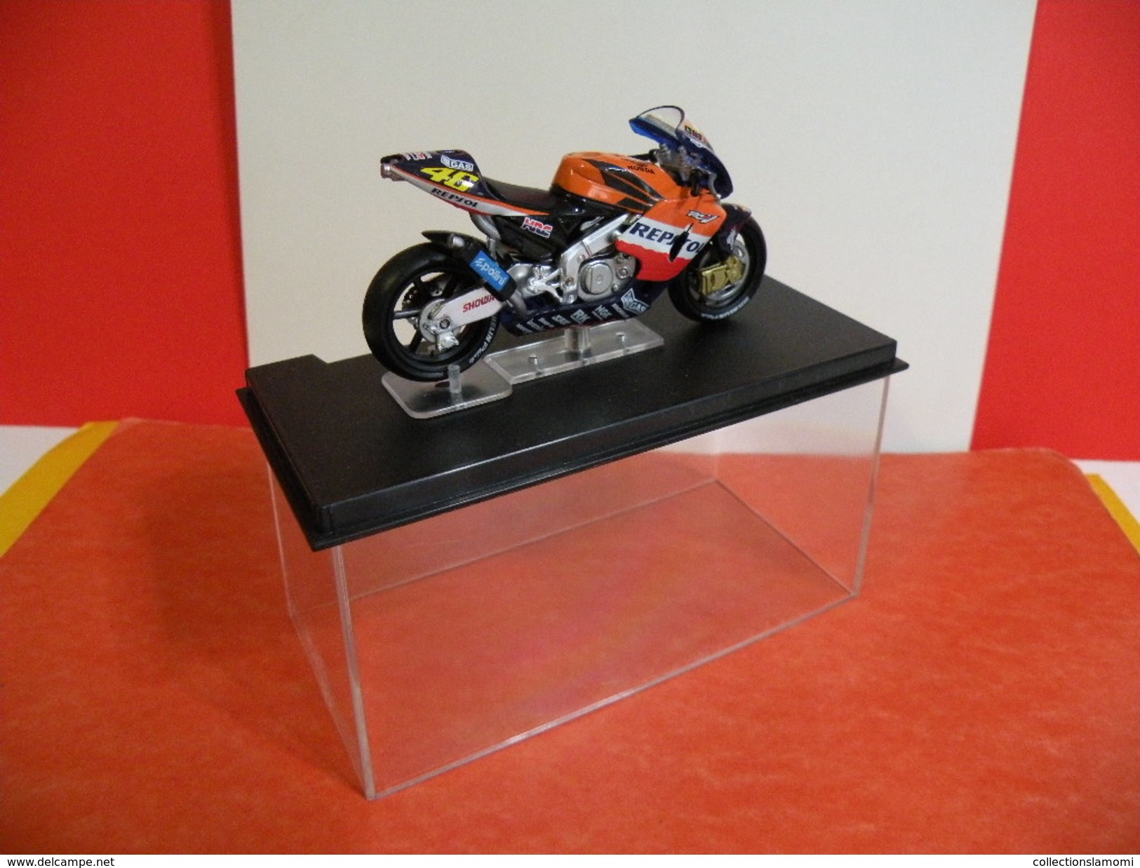 MOTO 1/24 > Honda RC 211 V Valentino Rossi 2002 (sous Vitrine) - Motorfietsen