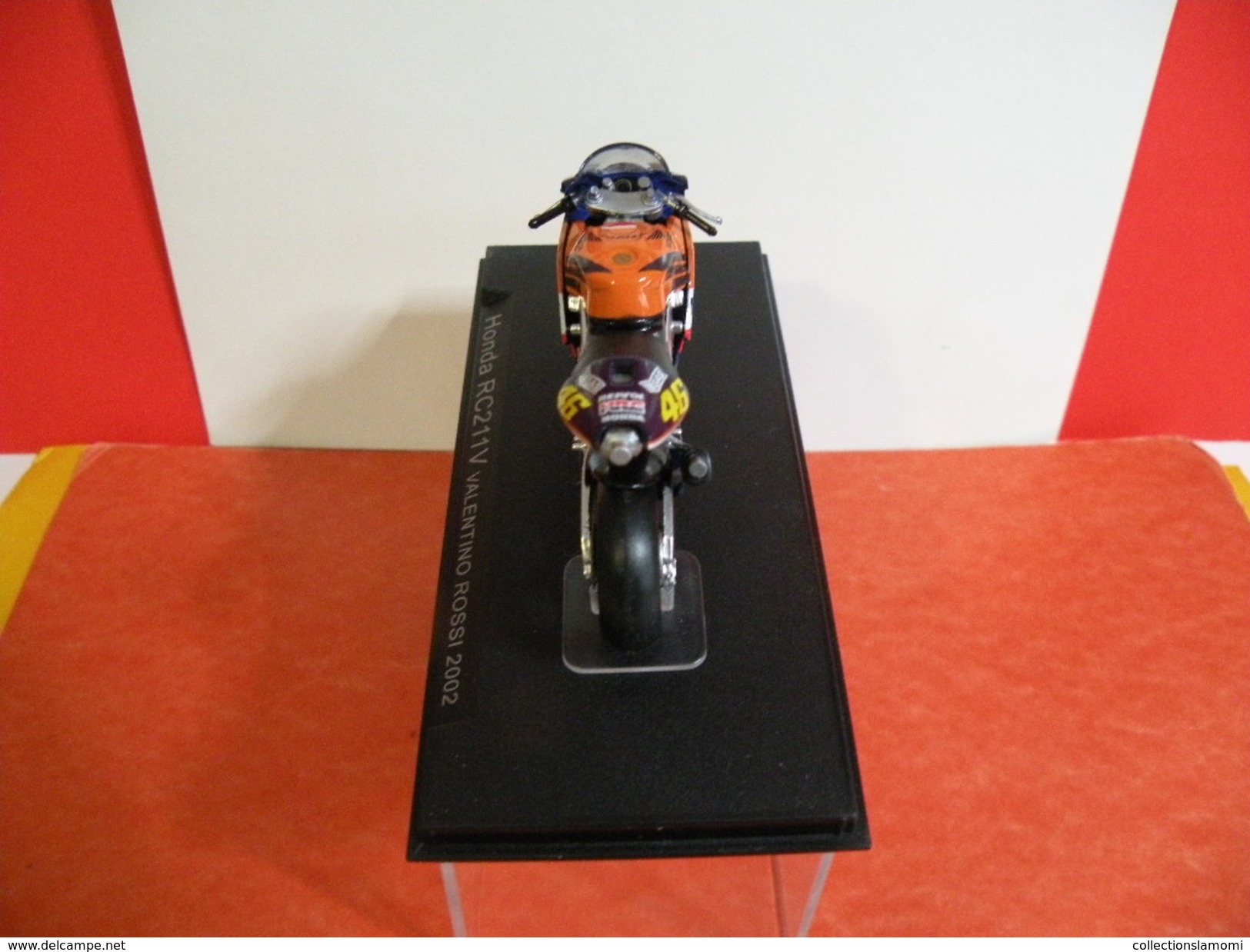 MOTO 1/24 > Honda RC 211 V Valentino Rossi 2002 (sous Vitrine) - Motos