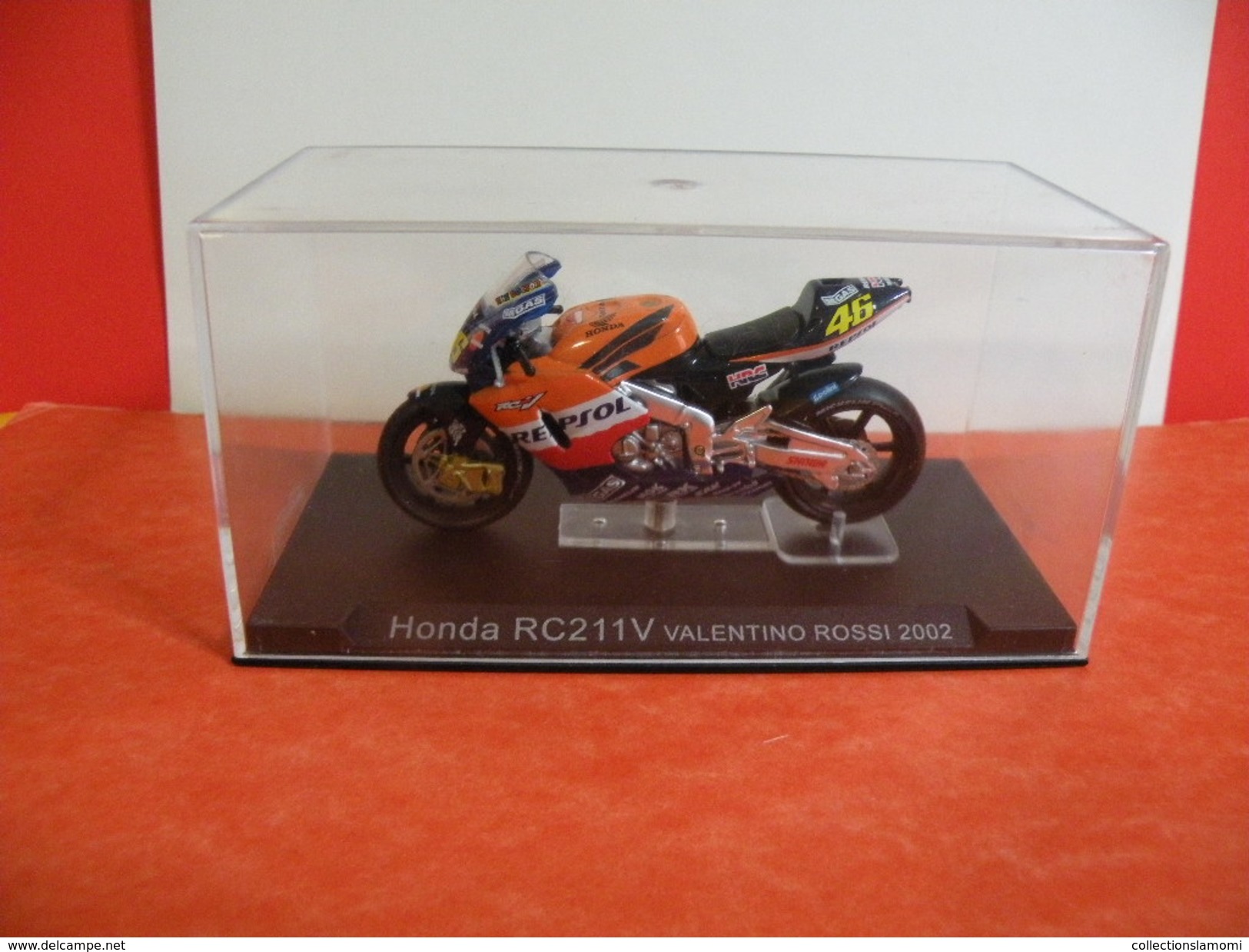 MOTO 1/24 > Honda RC 211 V Valentino Rossi 2002 (sous Vitrine) - Moto