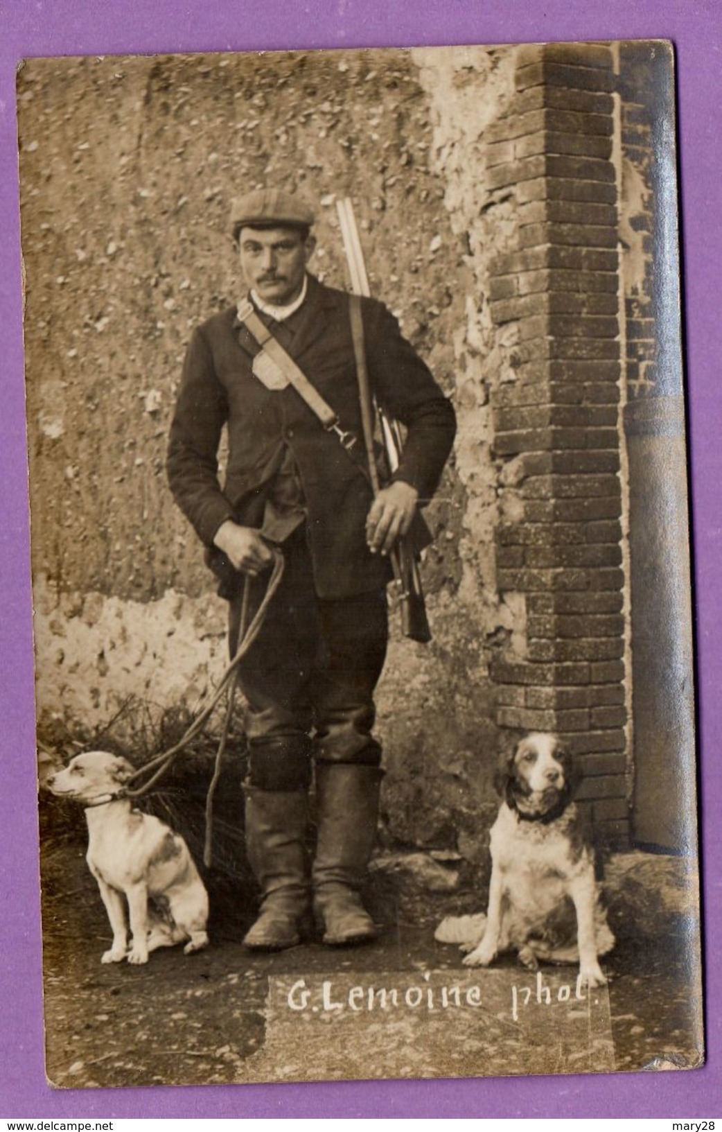 Carte Photo Chasseur Et Ses Chiens Avec Son Fusil Et Sa Casquette - Foto