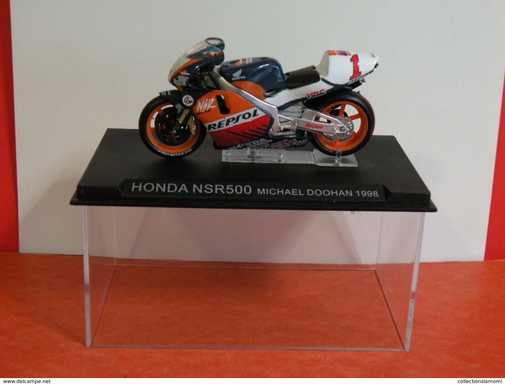 MOTO 1/24 > Honda NSR 500 Michael Doohan 1998 (sous Vitrine) - Motos