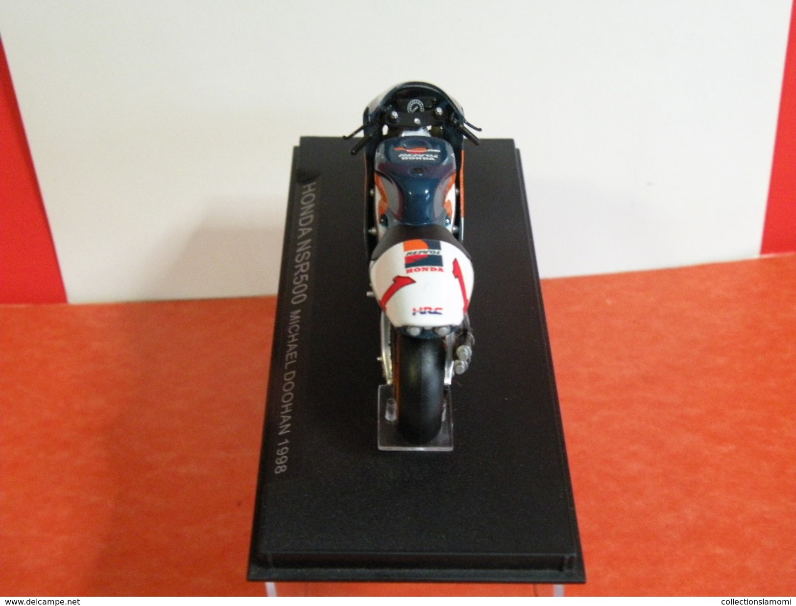 MOTO 1/24 > Honda NSR 500 Michael Doohan 1998 (sous Vitrine) - Motorräder