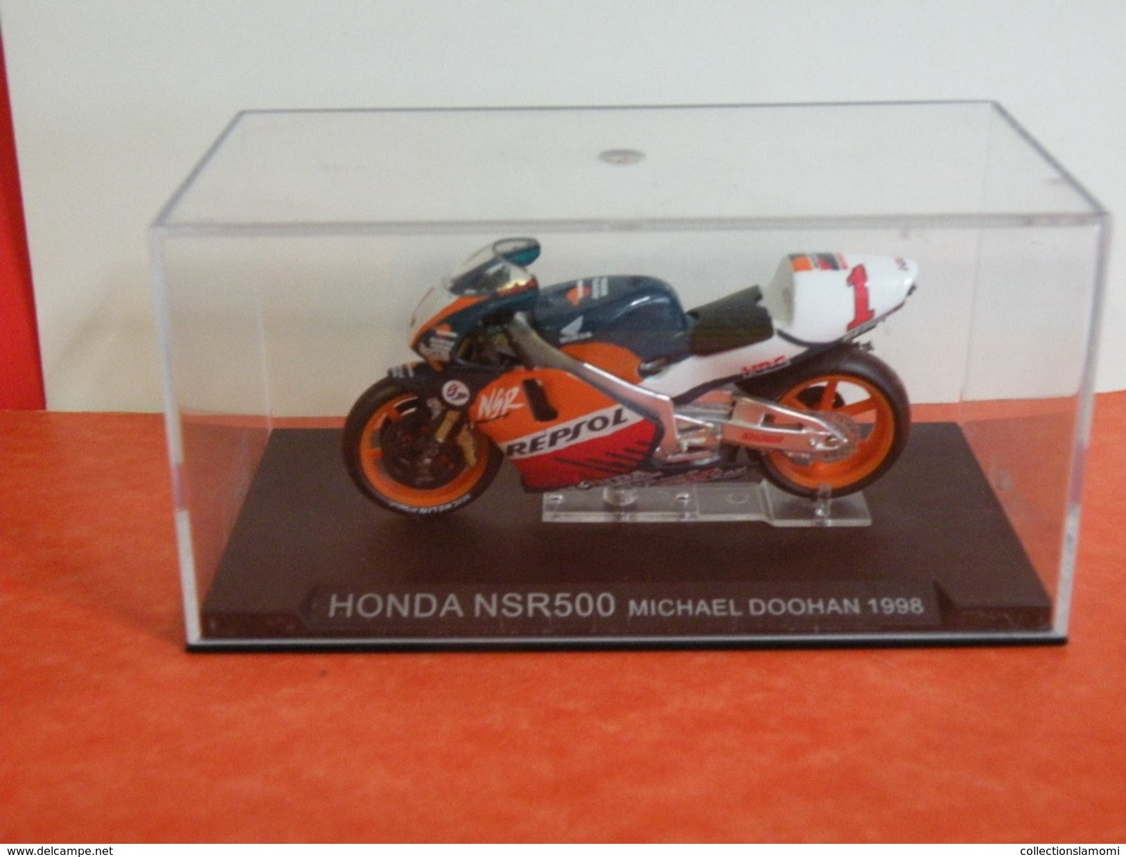 MOTO 1/24 > Honda NSR 500 Michael Doohan 1998 (sous Vitrine) - Motorräder