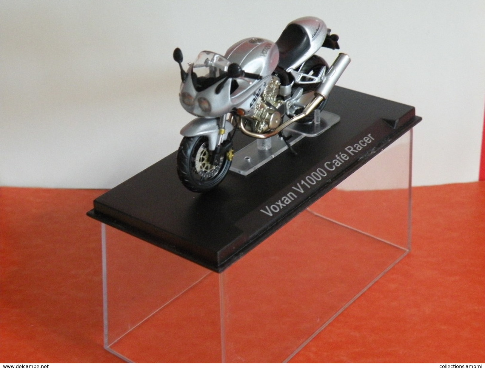 MOTO 1/24 > Voxan V1000 Café Racer (sous Vitrine) - Motorfietsen