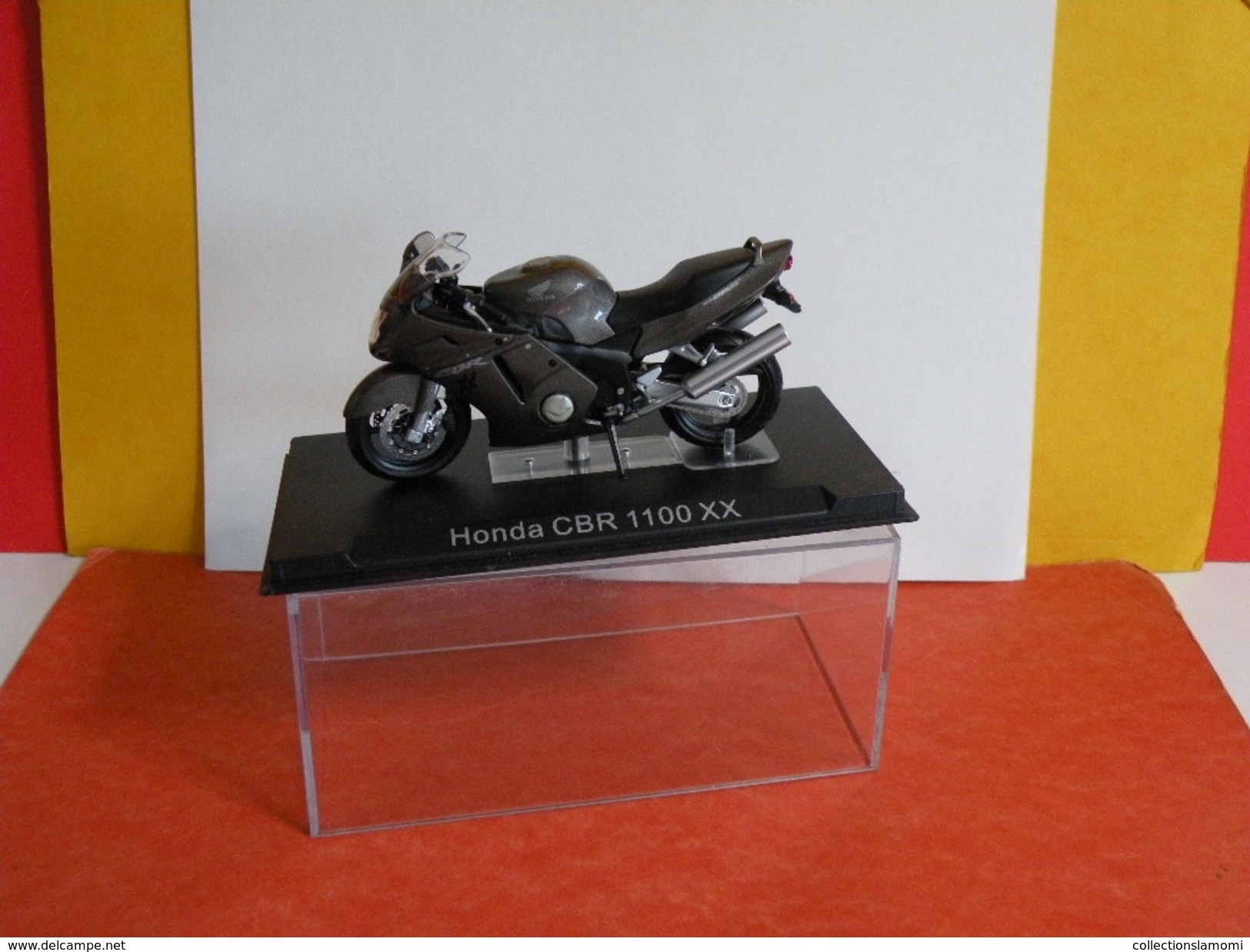 MOTO 1/24 > Honda CBR 1100 XX (sous Vitrine) - Motos