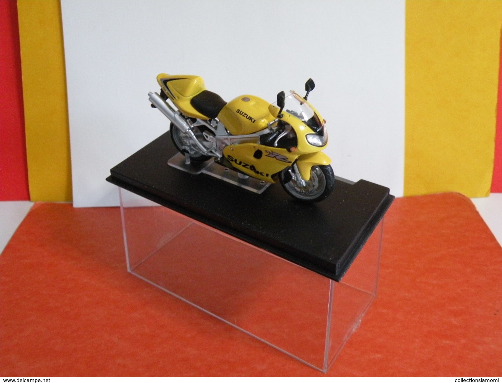 MOTO 1/24 > Suzuki TL 1000R (sous Vitrine) - Motorräder