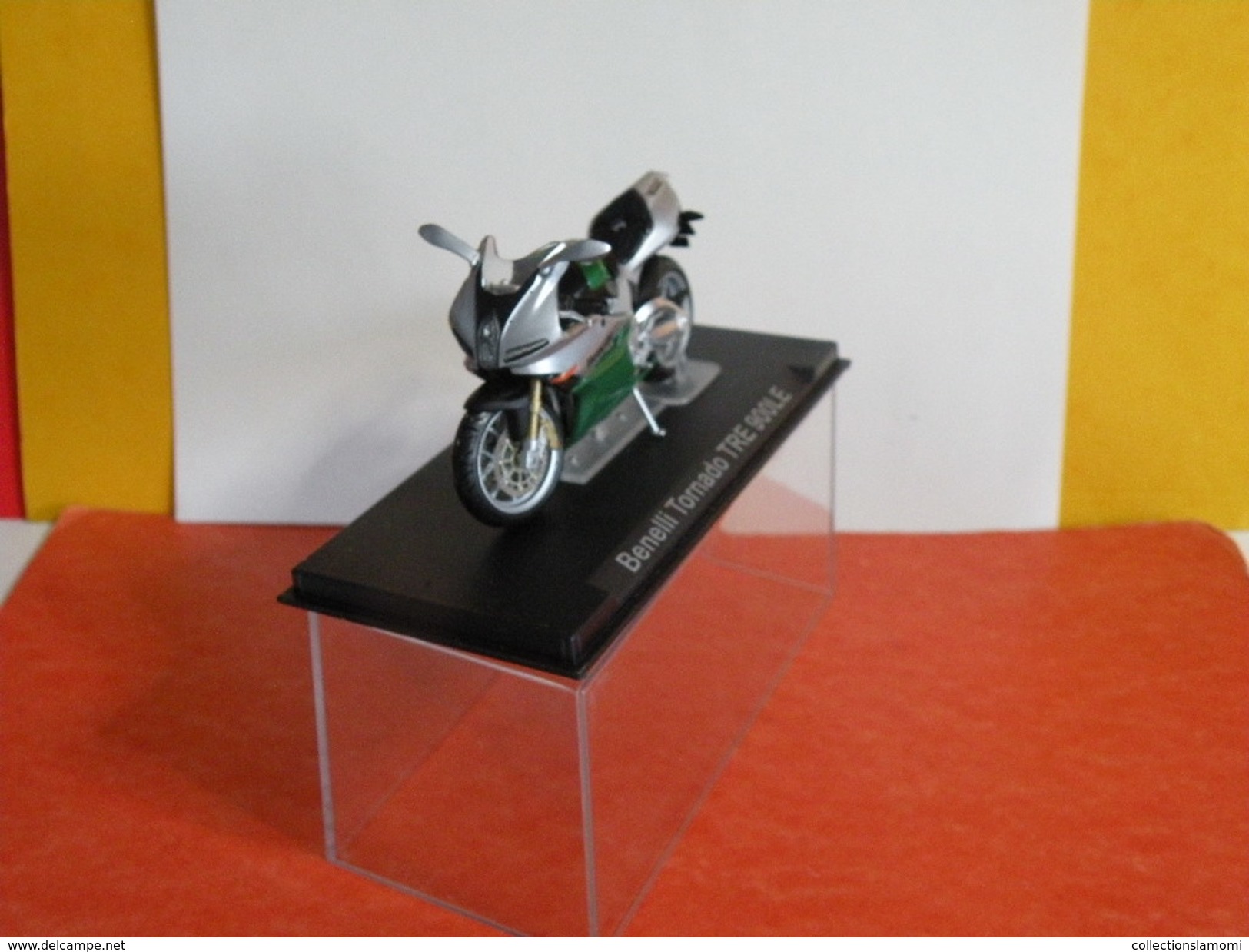 MOTO 1/24 > Benelli Tornado TRE 900LE (sous Vitrine) - Motorcycles