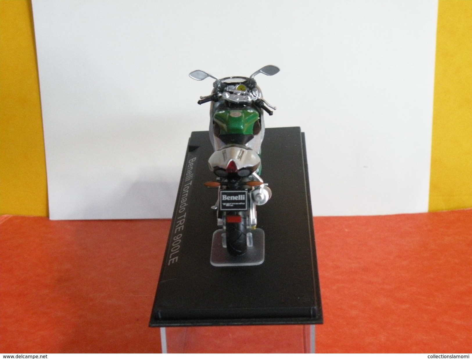 MOTO 1/24 > Benelli Tornado TRE 900LE (sous Vitrine) - Motorcycles