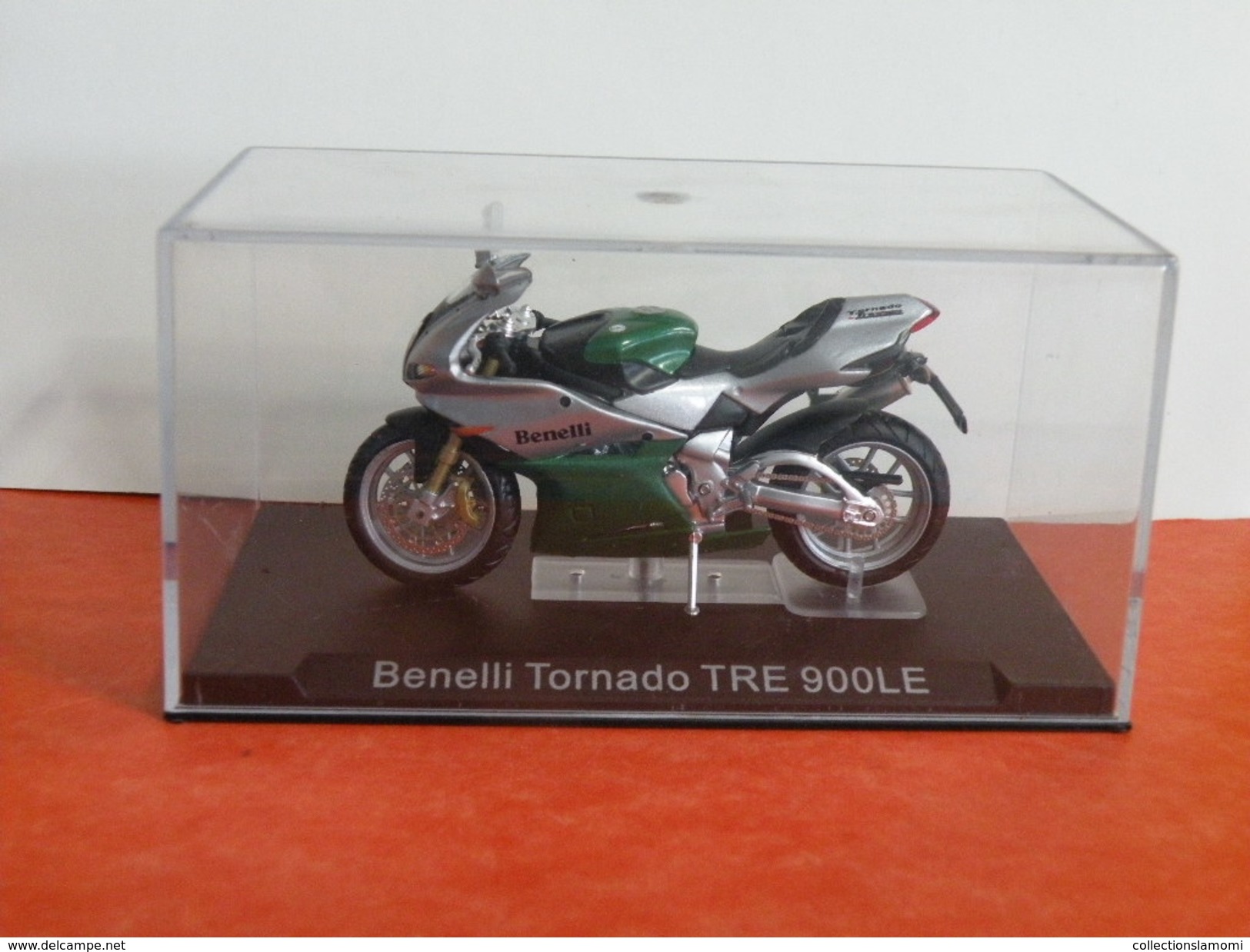 MOTO 1/24 > Benelli Tornado TRE 900LE (sous Vitrine) - Moto