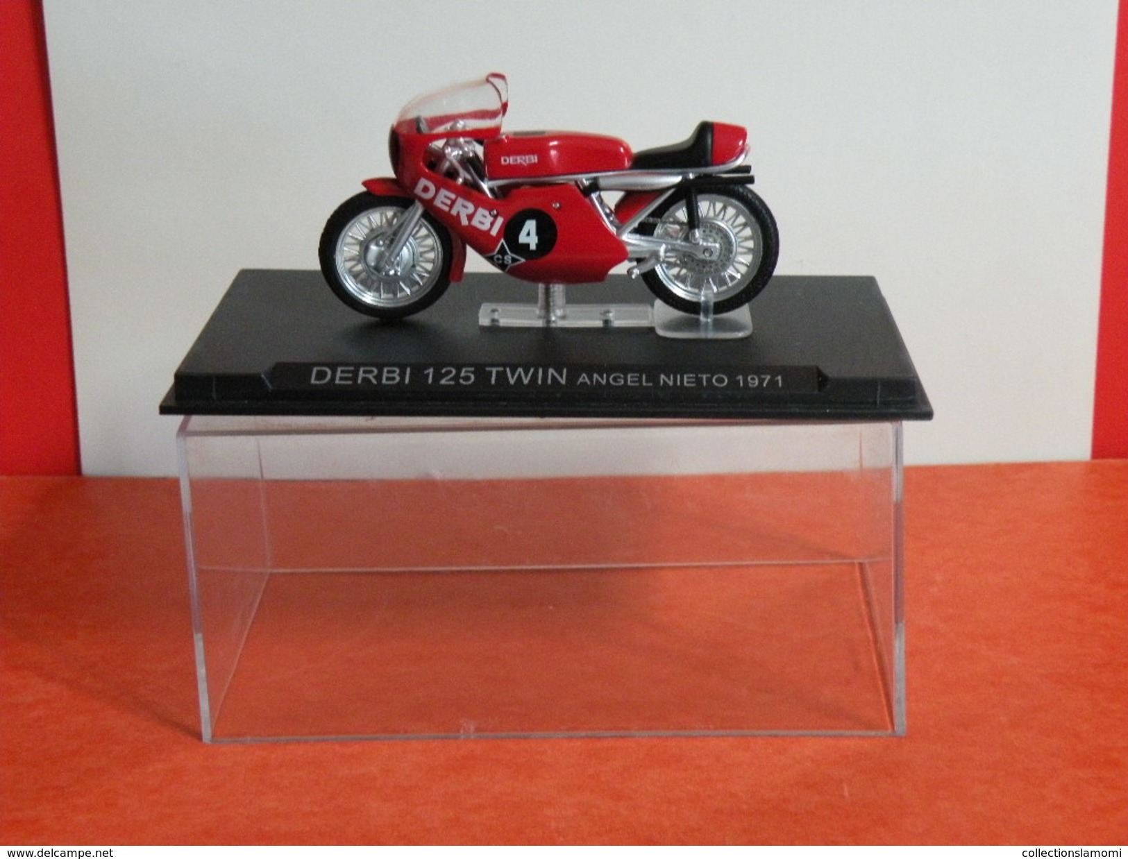 MOTO 1/24 > Derbi 125 TWIN Angel Nieto 1971 (sous Vitrine) - Motos