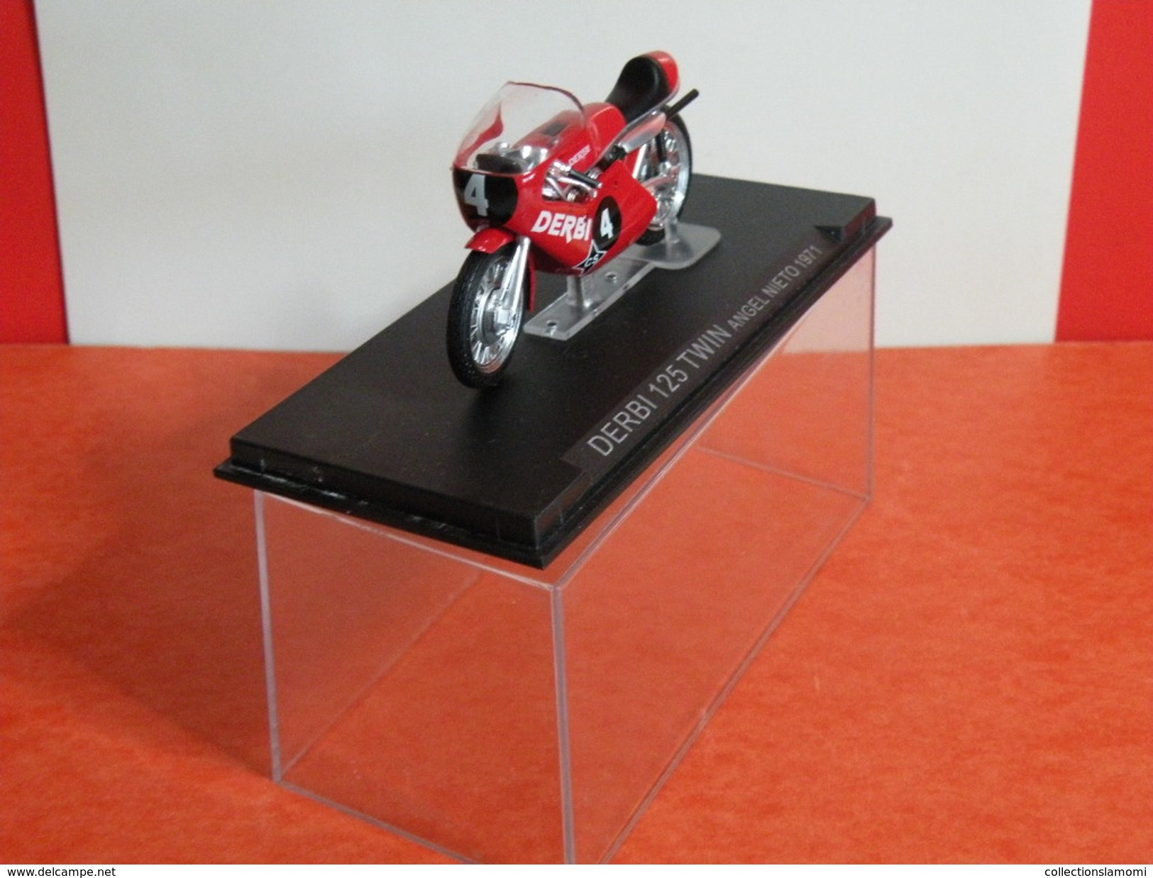 MOTO 1/24 > Derbi 125 TWIN Angel Nieto 1971 (sous Vitrine) - Motos