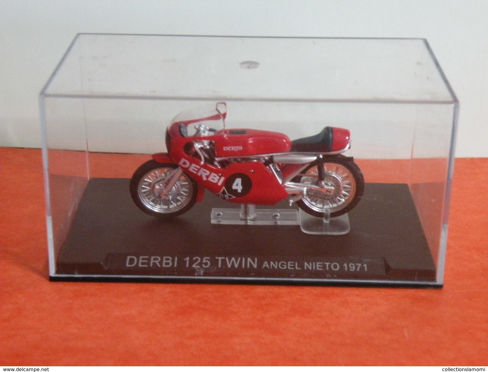 MOTO 1/24 > Derbi 125 TWIN Angel Nieto 1971 (sous Vitrine) - Motos