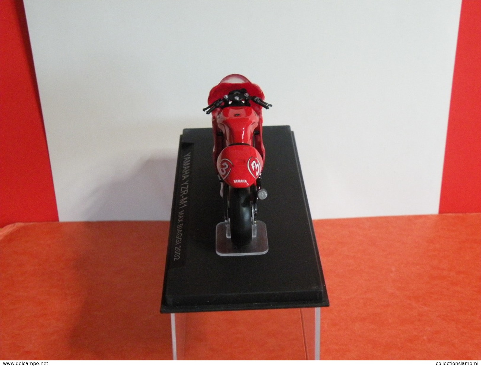 MOTO 1/24 > Yamaha YZR M1 Max Biaggi 2002 (sous Vitrine) - Motorräder