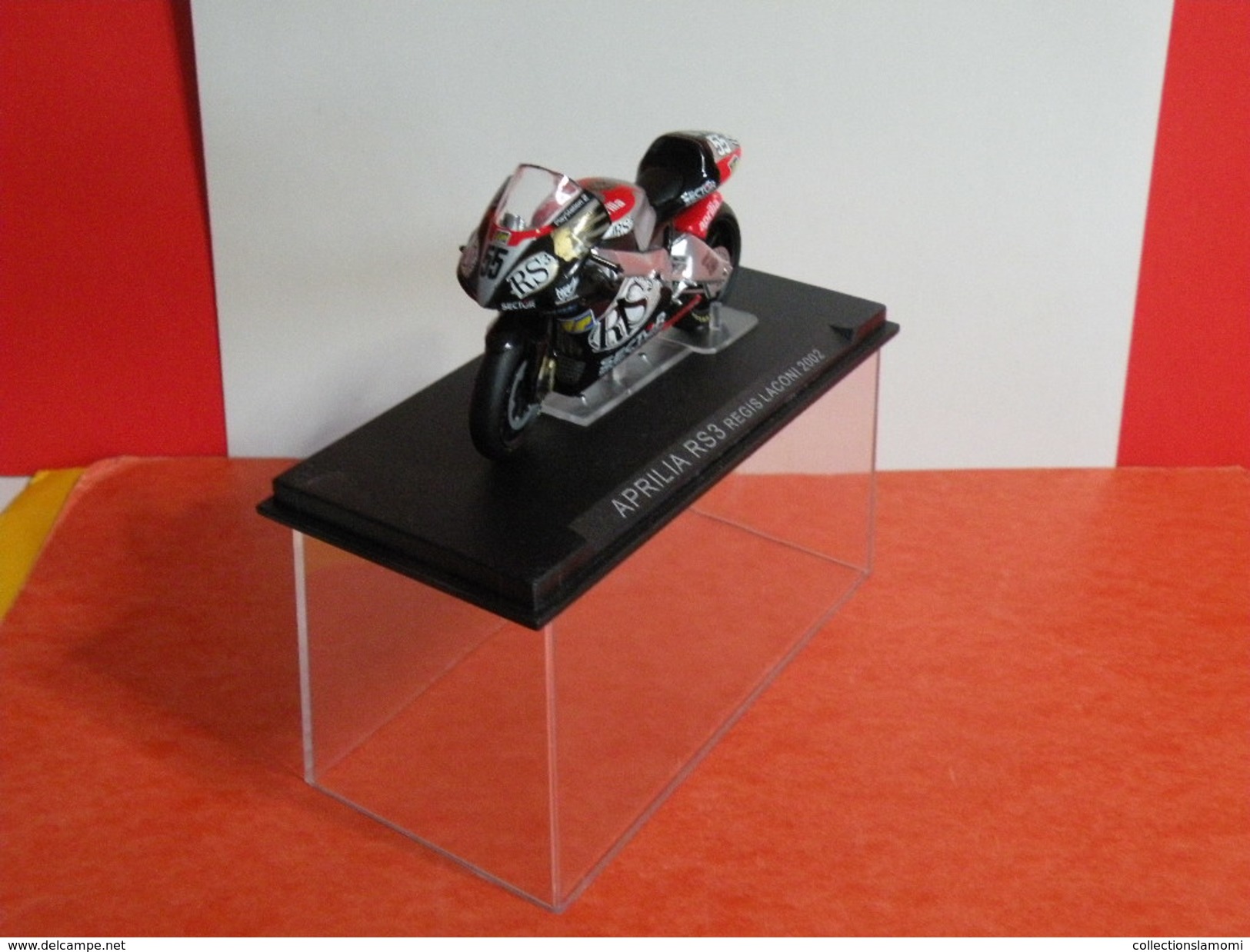 MOTO 1/24 > Aprilia RS3 Régis Laconi 2002 (sous Vitrine) - Moto