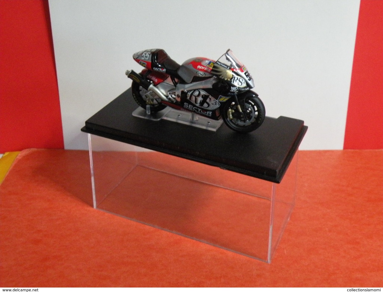 MOTO 1/24 > Aprilia RS3 Régis Laconi 2002 (sous Vitrine) - Motorräder