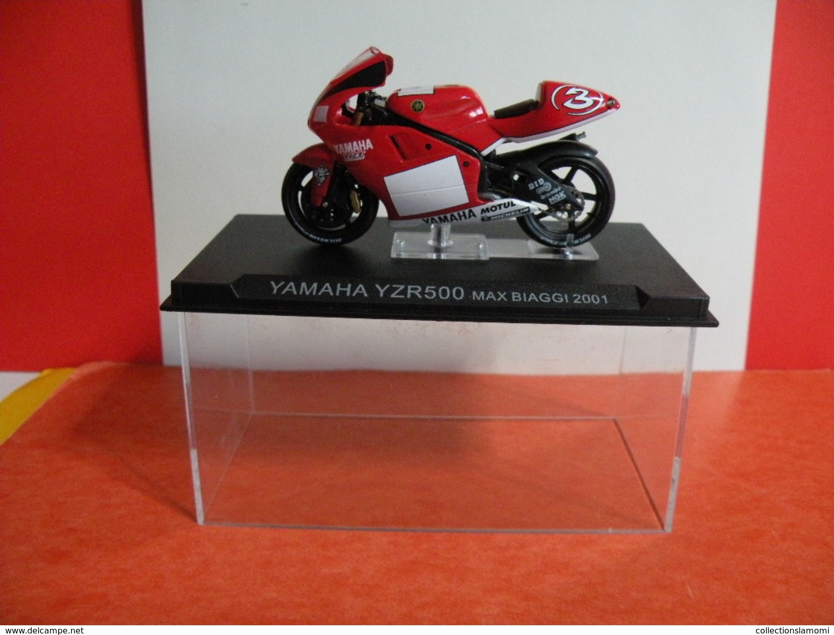 MOTO 1/24 > Yamaha YZR 500 Max Biaggi 2001 (sous Vitrine) - Motos