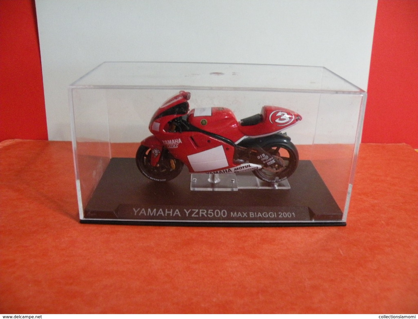 MOTO 1/24 > Yamaha YZR 500 Max Biaggi 2001 (sous Vitrine) - Motorfietsen