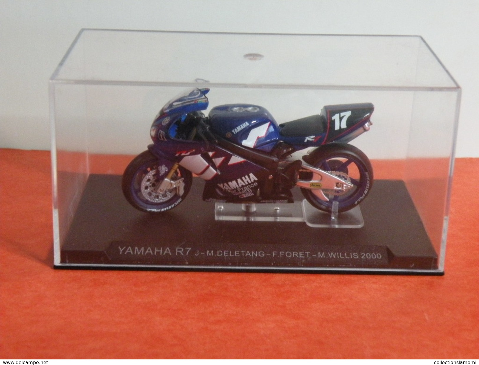 MOTO 1/24 > Yamaha R7 J.M Deletang - F. Foret - M. Willis 2000 (sous Vitrine) - Motorcycles