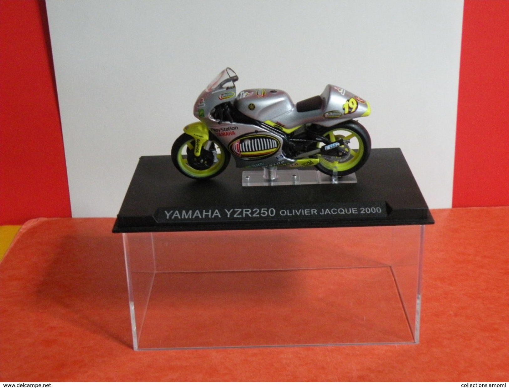 MOTO 1/24 > Yamaha YZR 250 Olivier Jacque 2000 (sous Vitrine) - Motorfietsen