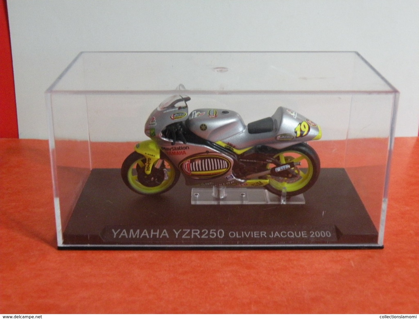 MOTO 1/24 > Yamaha YZR 250 Olivier Jacque 2000 (sous Vitrine) - Motorfietsen