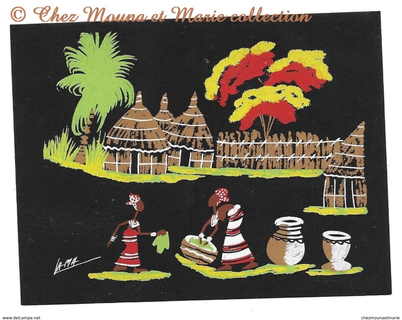 SCENE AFRICAINE DECOR VILLAGE ET FEMMES - PEINTURE SUR PAPIER NOIR EPAIS - SIGNATURE EN BAS A GAUCHE - 13.5 X 10.5 CM - Andere & Zonder Classificatie