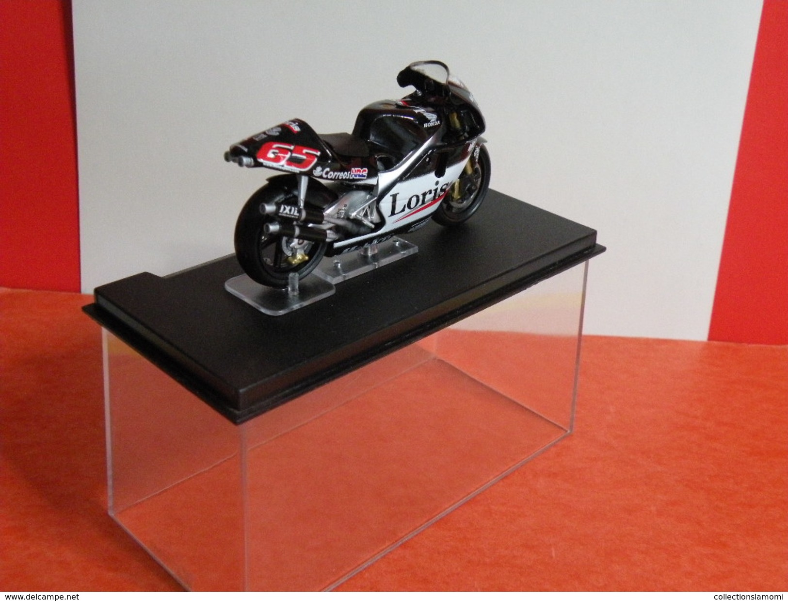 MOTO 1/24 > Honda NSR 500 Loris Capirossi 2002 (sous Vitrine) - Motorräder