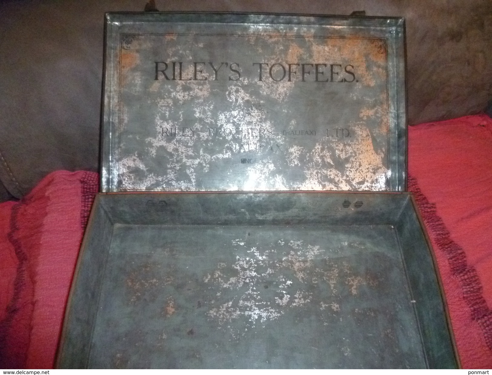 Ancienne Boite Publicité  Riley's Toffes ,england , Métal Forme Valise - Boxes