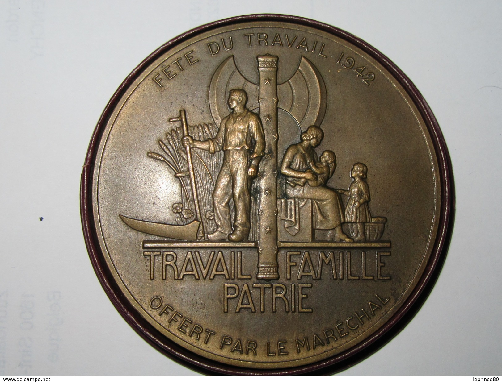 MEDAILLE BRONZE MARECHAL PETAIN- FETE DU TRAVAIL 1942-  OFFERT PAR LE MARECHAL - SIGNE PIERRE TURIN- - 1939-45