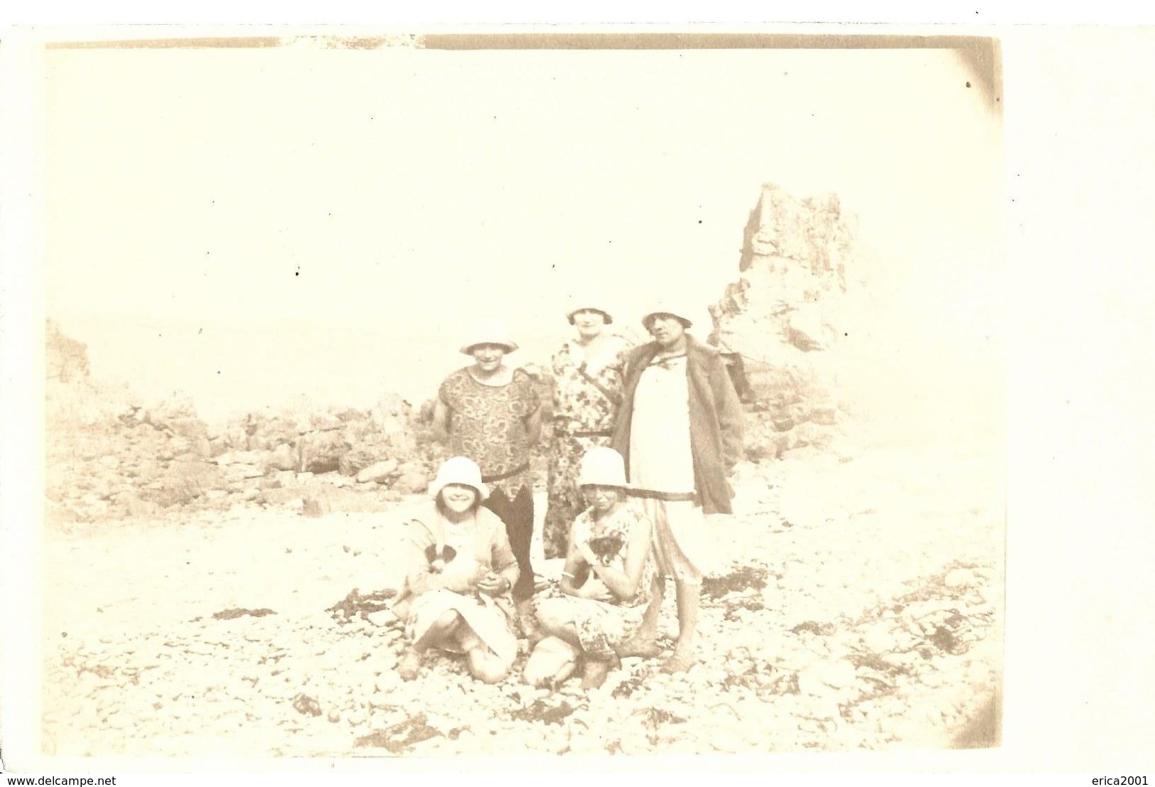 A Identifier. Cpa Photo Souvenir De Vacances D'un Groupe De Femmes Sur Une Plage A Val André. - Da Identificare