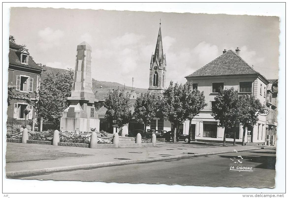 CPSM CERNAY, MONUMENT AUX MORTS, AU FOND A DROITE STATION SERVICES, POMPES ESSENCE, Format 9 Cm Sur 14cm Env., HAUT RHIN - Cernay