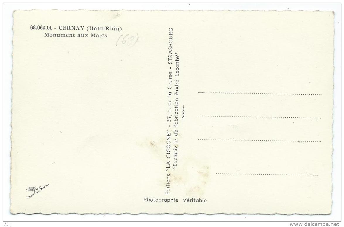 CPSM CERNAY, MONUMENT AUX MORTS, AU FOND A DROITE STATION SERVICES, POMPES ESSENCE, Format 9 Cm Sur 14cm Env., HAUT RHIN - Cernay