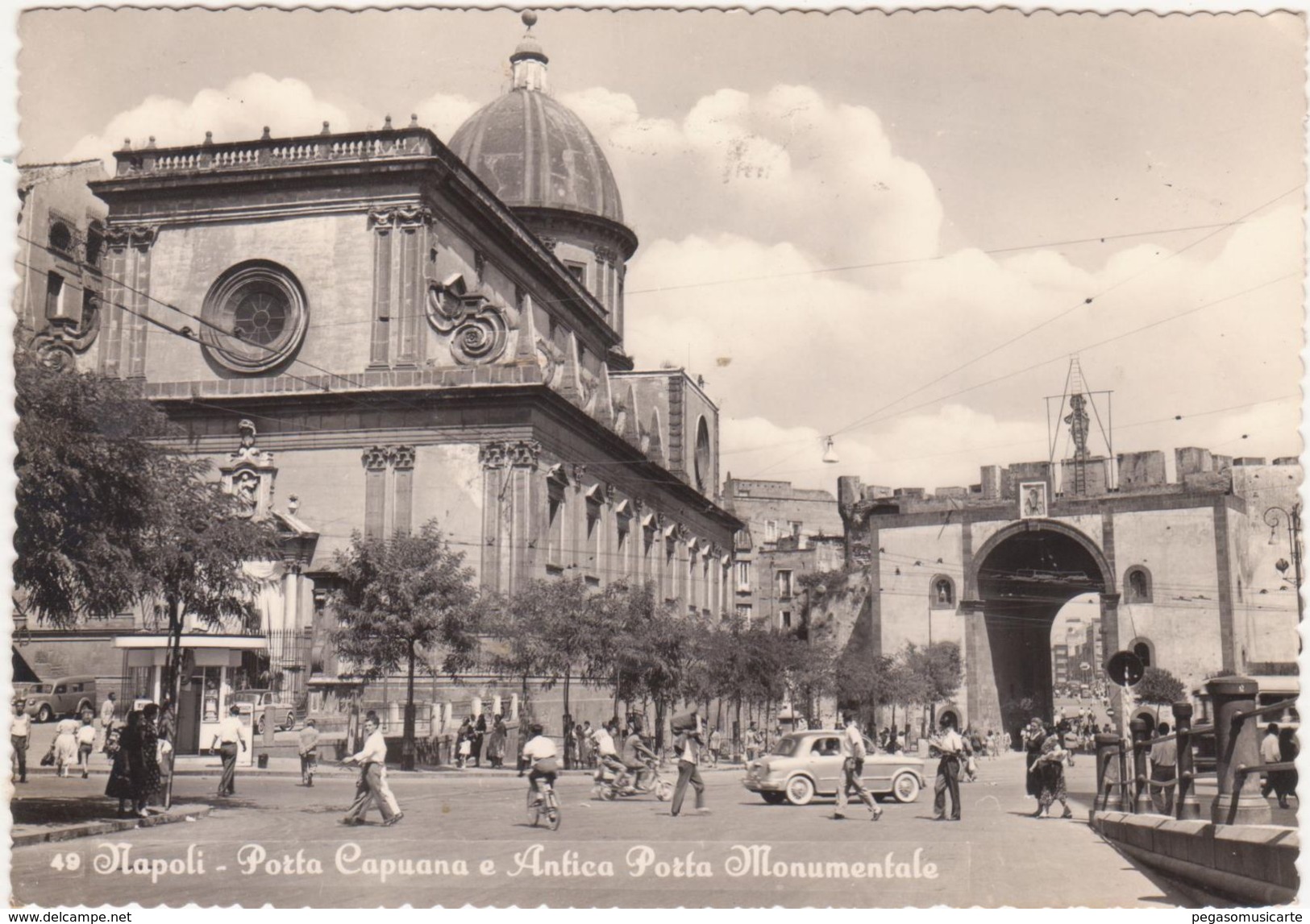 158 - NAPOLI PORTA CAPUANA E ANTICA PORTA MONUMENTALE ANIMATA 1957 - Napoli