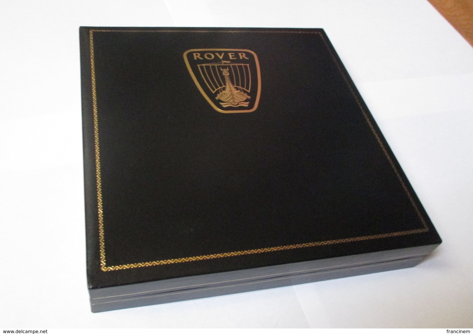 Coffret De 13 Pin's Rover / Anciens Logos De 1896 à Aujourd'hui (document Récapitulatif Compris) - Fiat