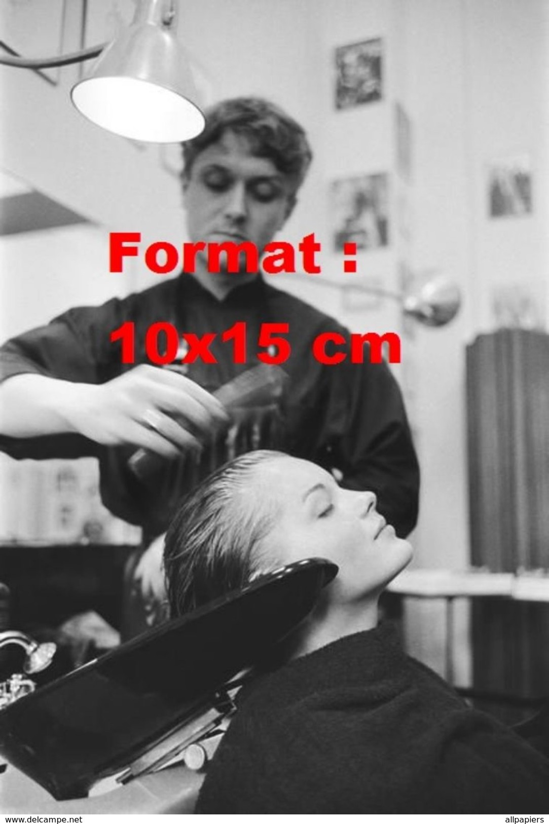 Reproduction D'une Photographie D'un Coiffeur Coiffant La Ravissante Romy Schneider - Other & Unclassified