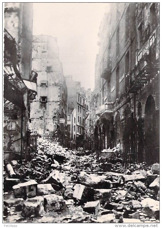 35 - SAINT MALO ( Série Après La Bataille Août 1944 ) RUE PORCON - CPSM Dentelée Noir Blanc GF Ille Vilaine - Saint Malo