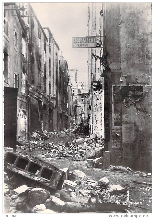 35 - SAINT MALO ( Série Après La Bataille Août 1944 ) RUE DE LA VIEILLE BOUCHERIE - CPSM Dentelée N/B GF Ille Vilaine - Saint Malo