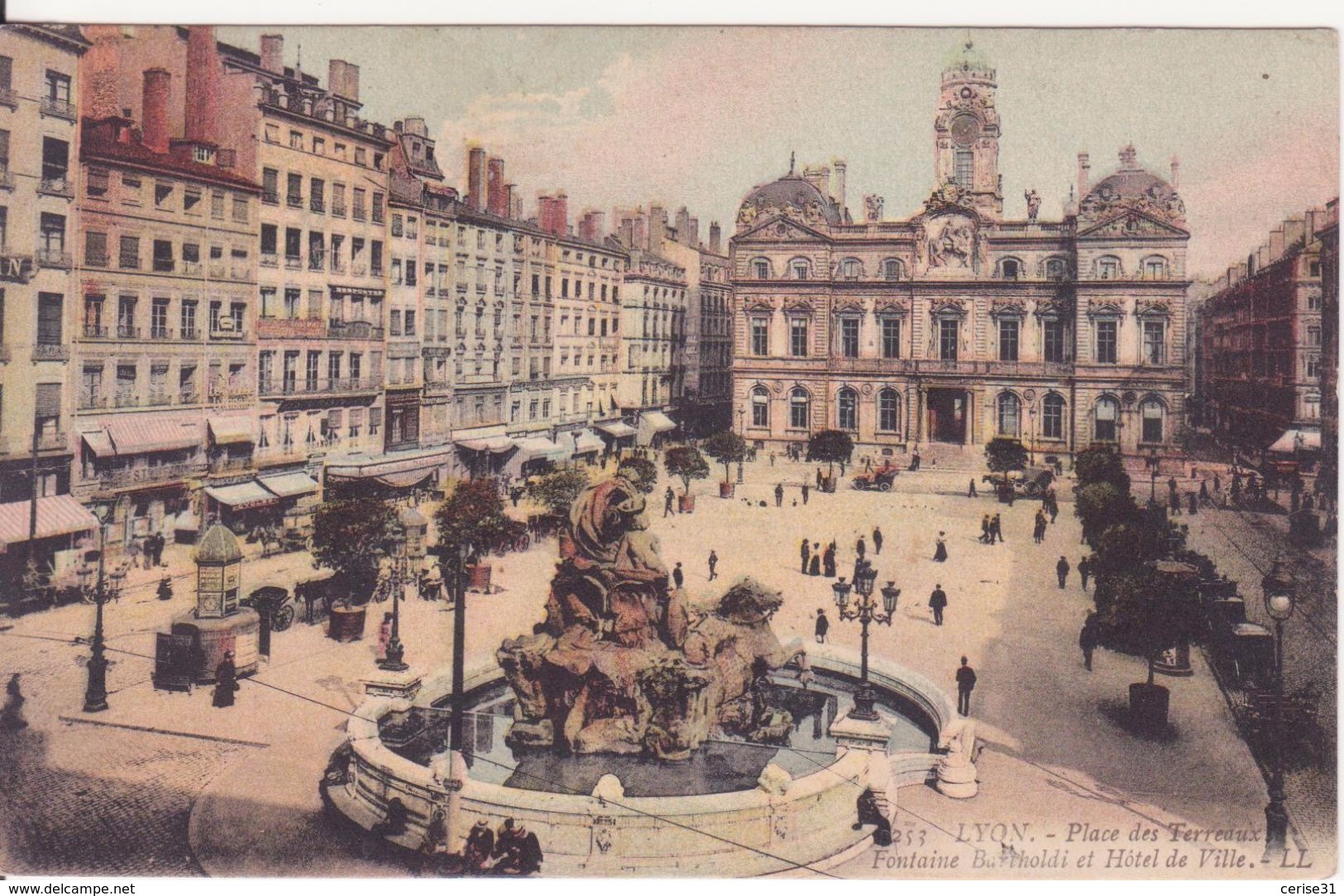 CPA - 253. LYON - Place Des Terreaux, Fontaine Bartholdi Et Hôtel De Ville - Lyon 1