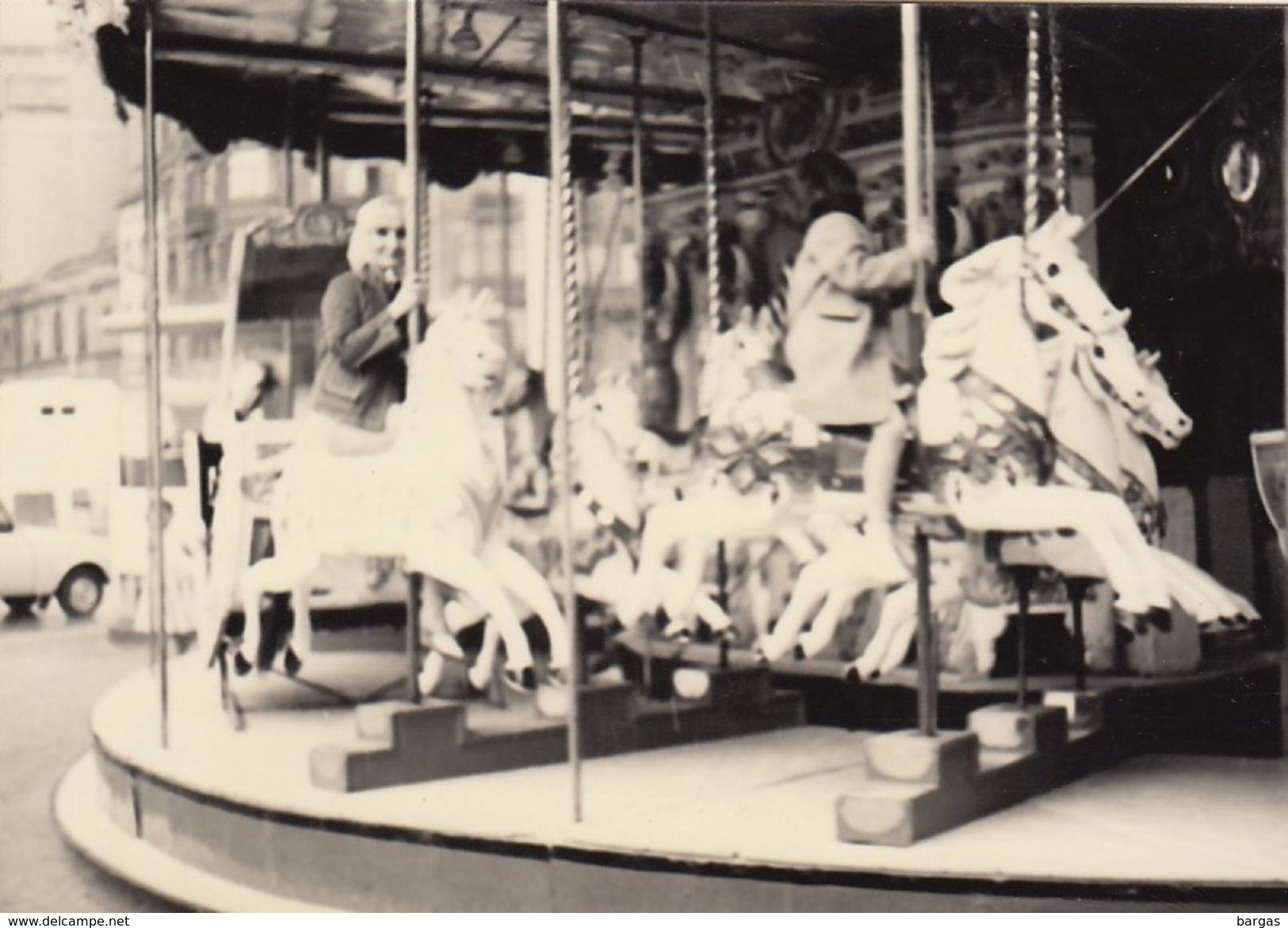 Photo Instantané Foire Kermesse Manege Moulin Chevaux De Bois à Bruxelles Années 60 - Other & Unclassified