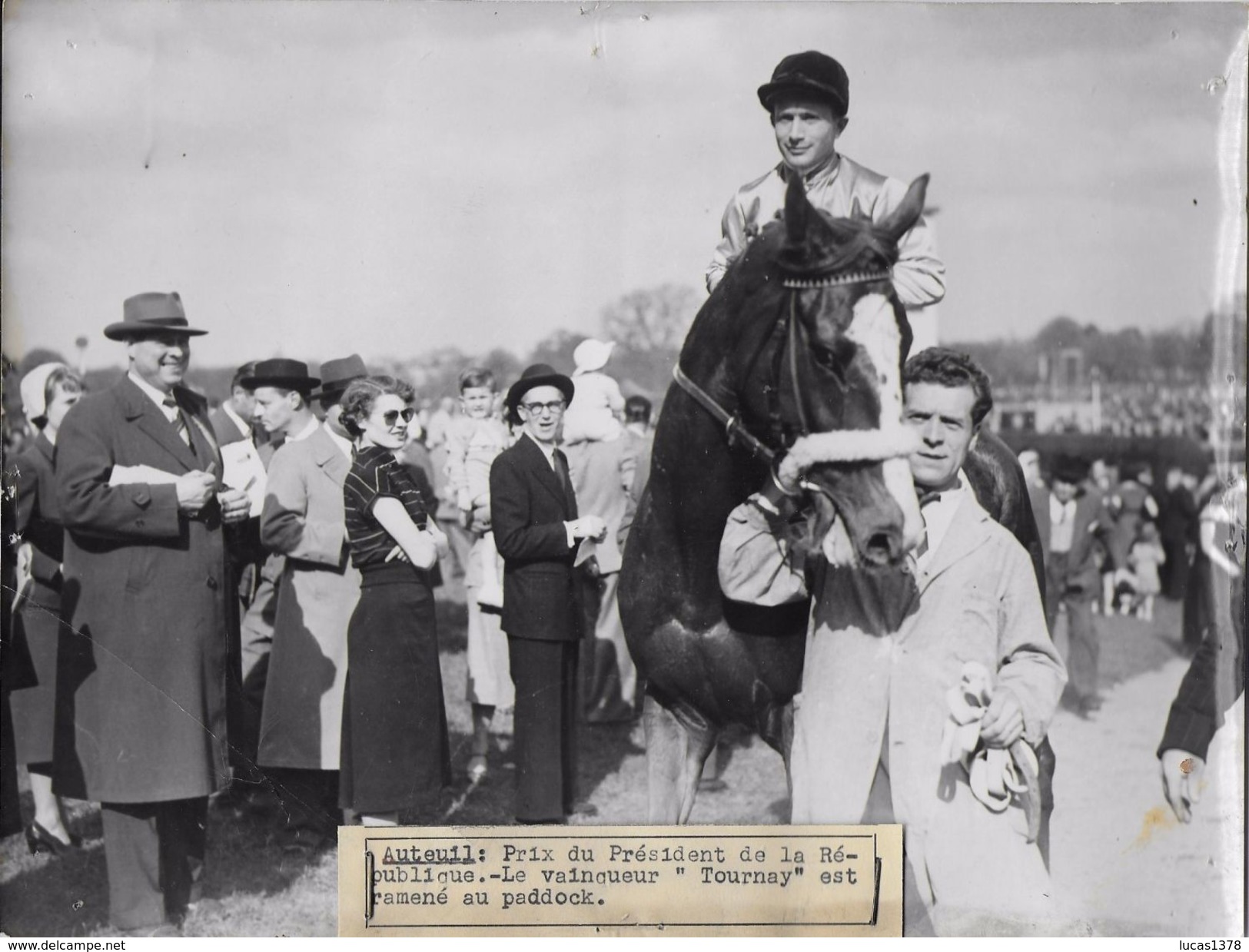 CHEVAL / HIPPISME / GRAND PRIX REPUBLIQUE / VAINQUEUR TOURNAY RAMENE AU PADDOCK /  PHOTO VERITABLE KEYSTONE ANNEES 40.50 - Deportes