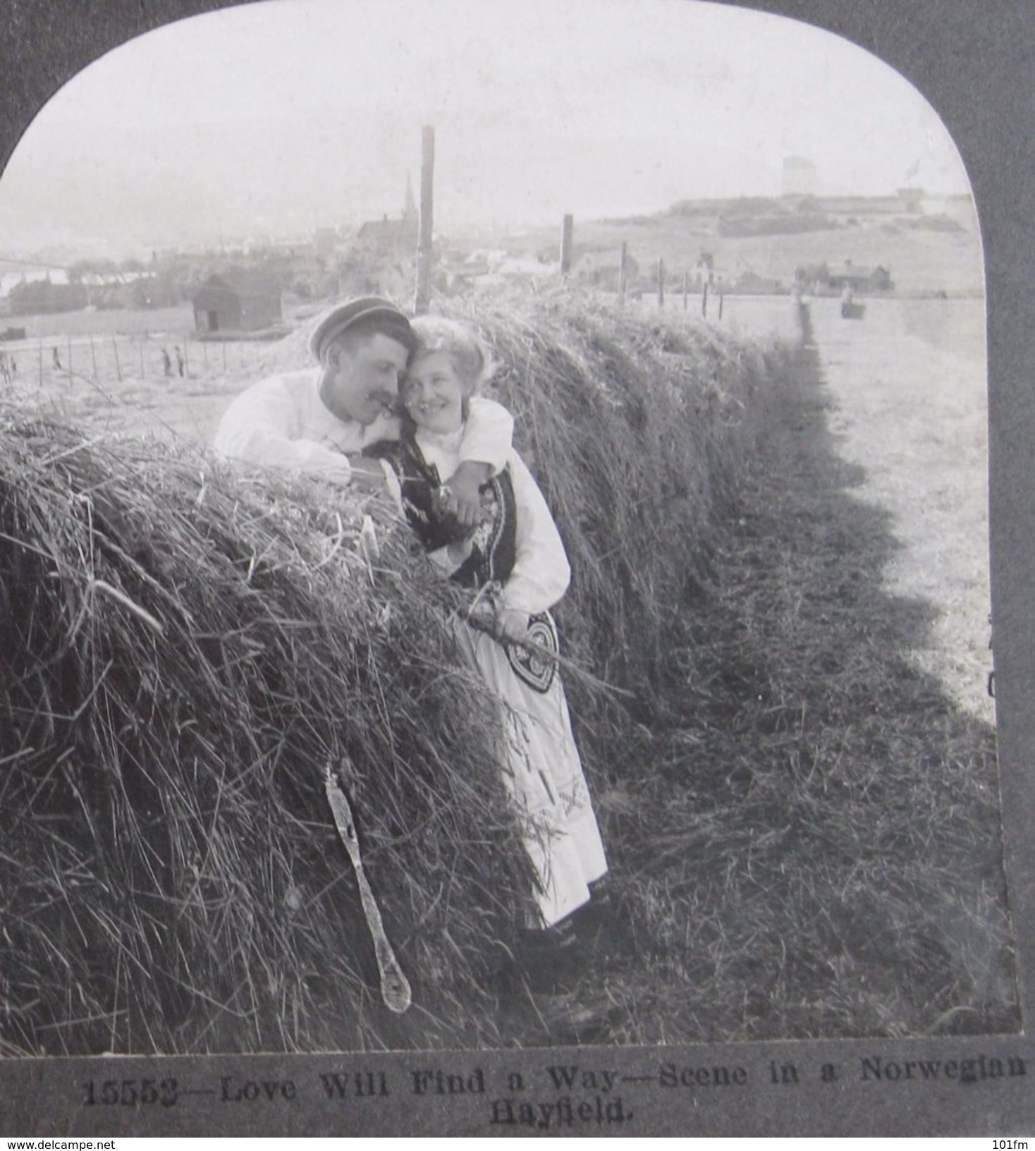 CARTE STEREOSCOPIQUE  - NORWAY - LOVE SCENE IN A NORWEGIAN HAYFIELD,  STEREO PHOTO - Stereoscope Cards