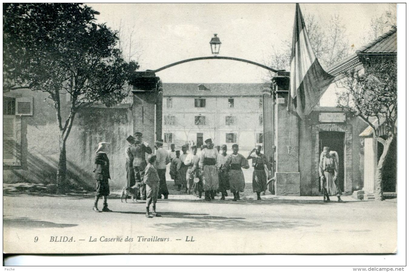 N°59164 -cpa Blida -la Caserne Des Tirailleurs- - Caserme